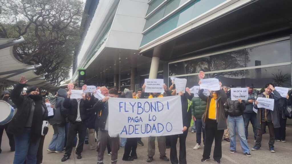 El fracaso de Flybondi: récord mundial en cancelaciones y última en la preferencia de los pasajeros 1 protesta flybondi