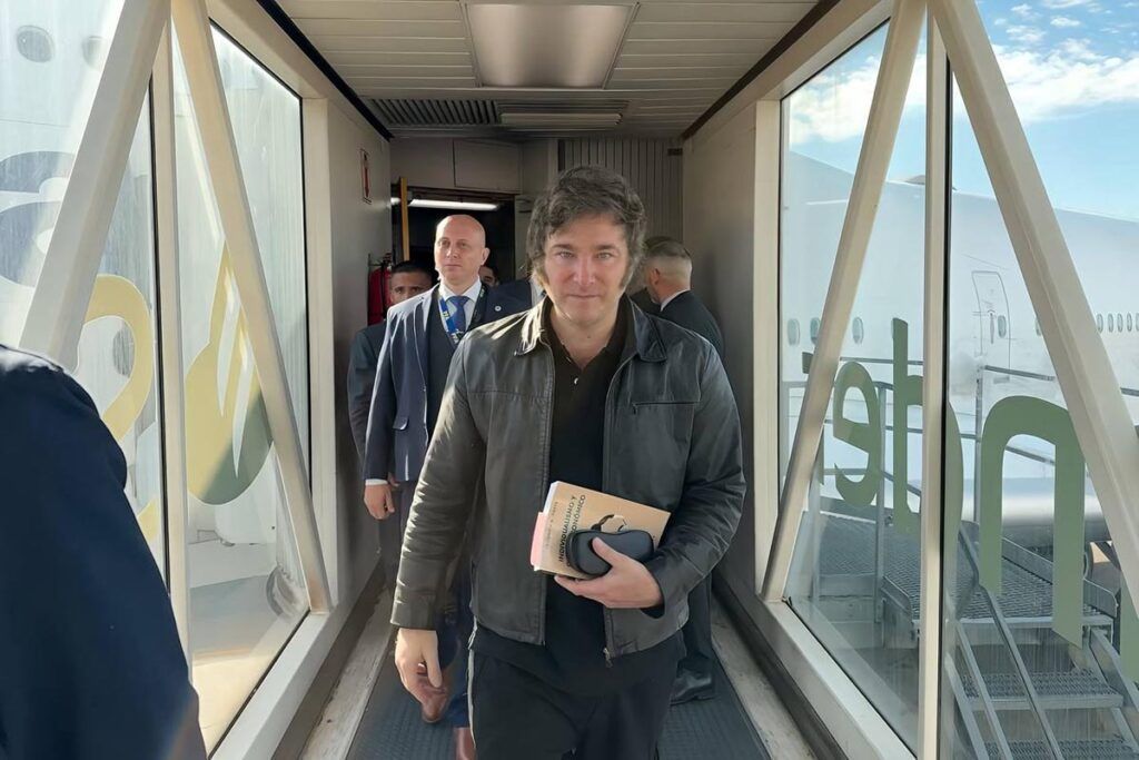 El presidente Javier Milei liderará la Argentina Week en París en busca de inversores internacionales 1 Foto 20240219 milei aeropuerto viaje presidencia