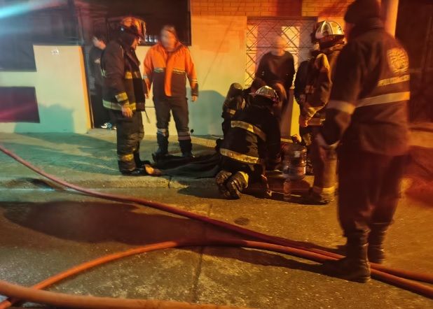 Hombre de 67 años rescatado de incendio en taller mecánico en Comodoro Rivadavia y se encuentra en terapia intensiva 1 INCENDIO COMODORO 29 SEP
