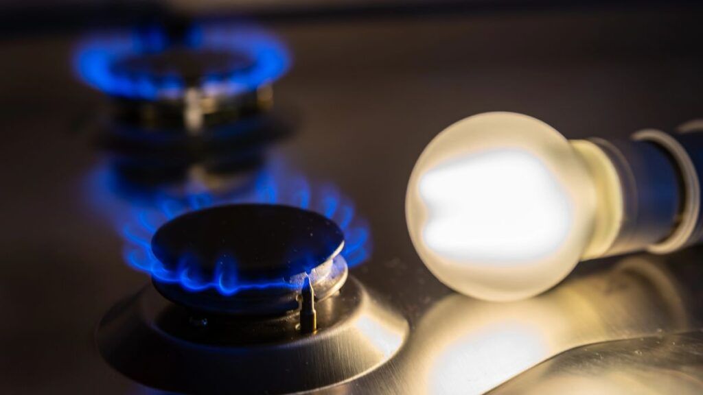El gasto en servicios públicos cae un 7,3% en septiembre en el AMBA 1 luz electricidad subsidios tarifas gas