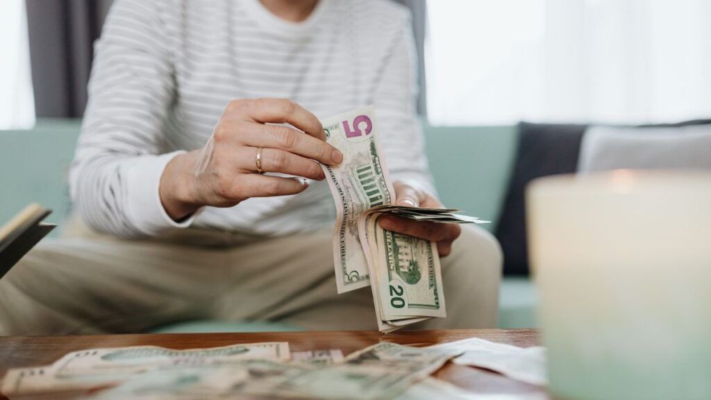 Opciones para rentabilizar tus dólares: caja de ahorro vs plazo fijo 1 billetes dolar dolares ahorro
