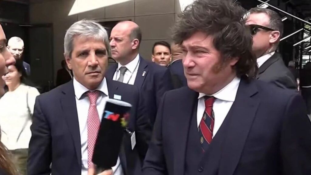 Inversores presionan por mejorar indicadores económicos ante elecciones 2027: Gobierno rechaza plan de incentivo al crédito 1 javier milei corbata adam smith