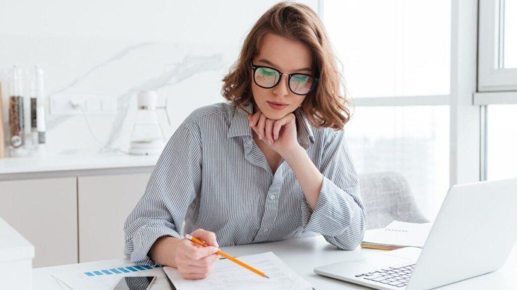 Tasas de plazo fijo en dólares: ¿Cómo elegir la mejor opción para tus US$5.000? 1 mujer calculadora numeros